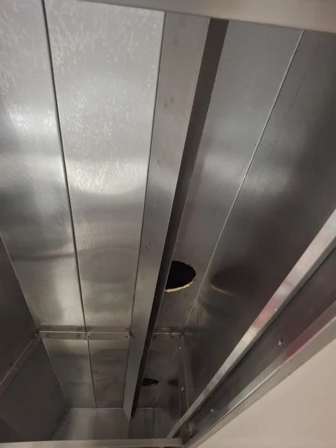 Campana industrial después de limpieza profesional