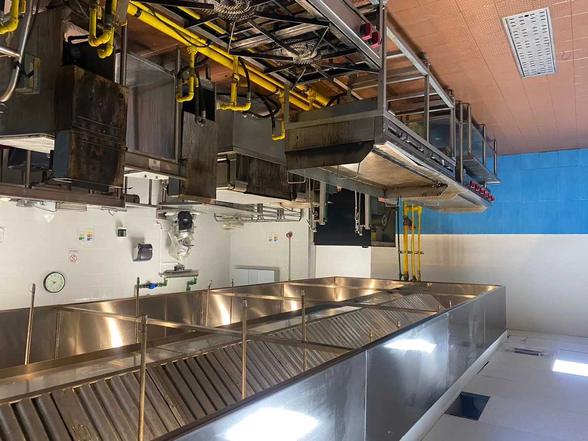 Cocina industrial equipada y mantenida por SEMICC-SEC